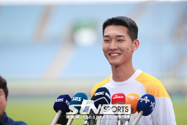 2일 오후 인천 문학경기장에서 부다페스트 세계선수권 참가 출국 전 마지막 훈련을 소화한 세계 최정상 점퍼 우상혁. 사진┃데일리런 제공