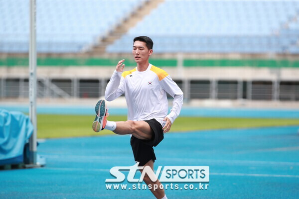 2일 오후 인천 문학경기장에서 부다페스트 세계선수권 참가 출국 전 마지막 훈련을 소화한 세계 최정상 점퍼 우상혁. 사진┃데일리런 제공