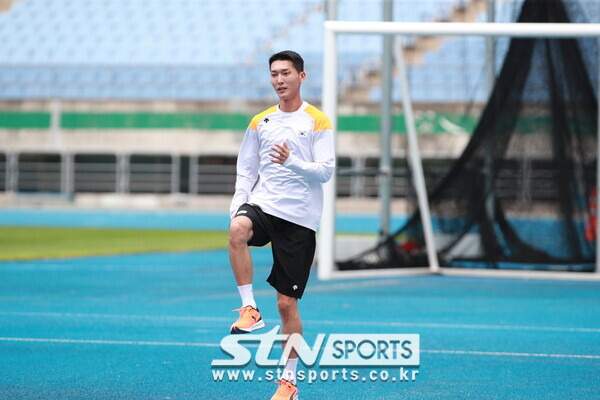 2일 오후 인천 문학경기장에서 부다페스트 세계선수권 참가 출국 전 마지막 훈련을 소화한 세계 최정상 점퍼 우상혁. 사진┃데일리런 제공