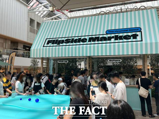 1일 이른 오후 서울시 영등포구 더현대 서울 방문객들이 삼성전자의 팝업스토어 '플립 사이드 마켓'에 방문해 제품 체험을 하고 있다. /최문정 기자