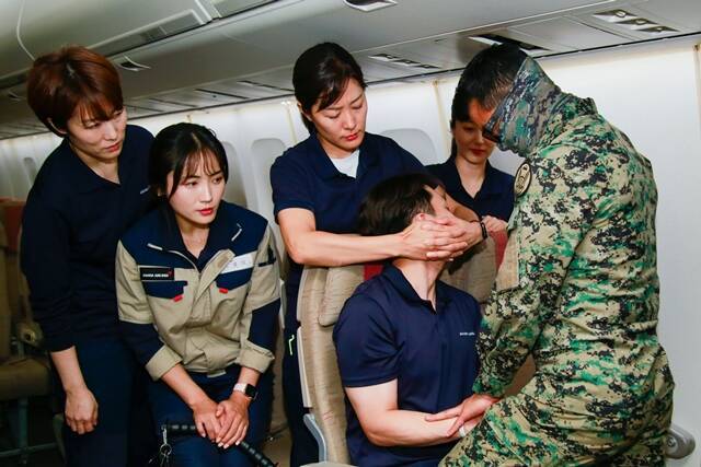 서울 강서구 아시아나항공 본사 교육훈련동에서 아시아나항공 보안교관들이 특수전사령부 대테러요원에게 기내난동승객 제압 훈련을 받고 있다. /아시아나항공