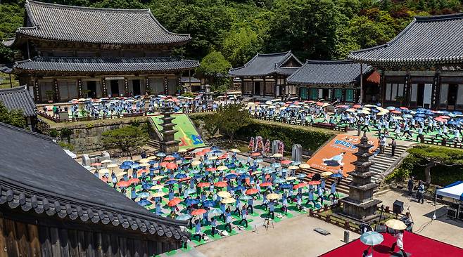 화엄사 전경. 세계 요가의 날(6월21일)을 앞두고 전남 구례군 화엄사에서 500여 명의 요가인들이 모여 함께 요가를 즐기고 있다.  / 오종찬 기자