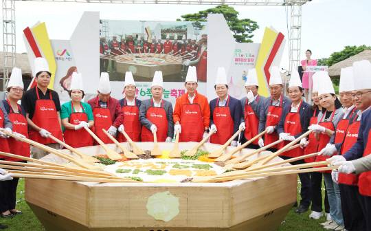지난달 7-9일까지 해미읍성에서 '제14회 서산6쪽마늘축제'가 열린 가운데 이완섭 서산시장을 비롯, 참가자들이 서산6쪽마늘이 들어간 비빔밥 만들기 퍼포먼스에 앞서 포즈를 취하고 있다. 사진=서산시 제공