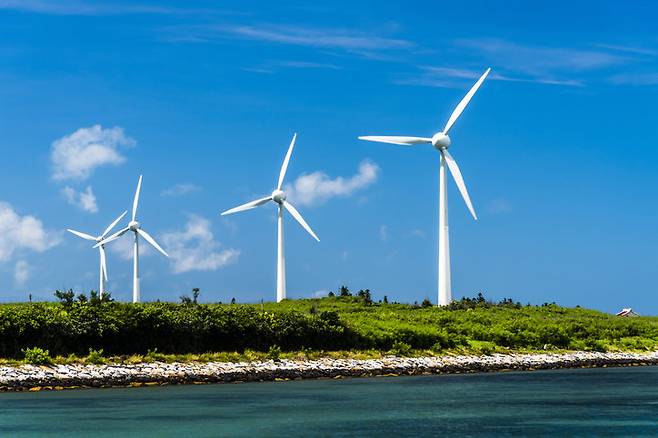 유럽의 태양광, 풍력발전소 건설 프로젝트 중에 전력망과 연결되지 못한 채 대기 중인 경우가 점점 늘어나고 있다. 게티이미지