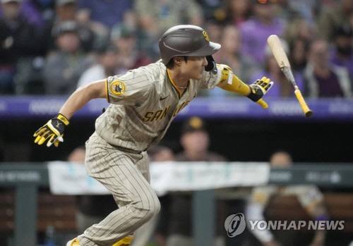 내야 안타를 치고 전력 질주한 김하성 [AP=연합뉴스]