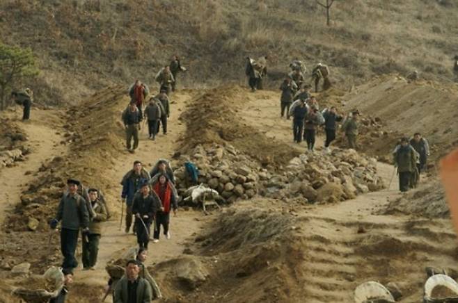 북한이 노동단련대를 축소 운영하겠다고 발표한 것으로 알려졌다. 함경북도 소식통은 지난 2016년 5월 12일 “중앙에서 노동단련대(꼬빠크)를 대폭 축소할 것이라고 주민강연회를 통해 밝혔다"면서 "이번 조치는 남조선과 국제사회에서 북한에 강제노력동원과 정치범수용소가 많다고 지적한 데 따른 것"이라고 자유아시아방송이 보도했다. 사진=자유아시아방송(RFA) 캡처