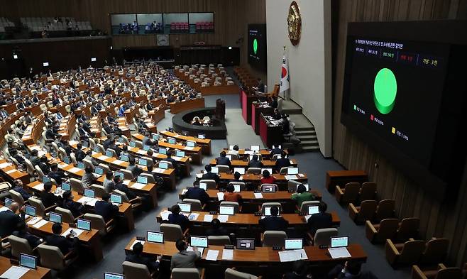 [서울=뉴시스] 추상철 기자 = 지난 5월25일 오후 서울 여의도 국회 본회의장에서 열린 제406회국회(임시회) 1차 본회의에서 '국회의원의 가상자산 자진신고 및 조사에 관한 결의안(위원회안)'이 통과되고 있다. 2023.05.25. scchoo@newsis.com /사진=뉴시스