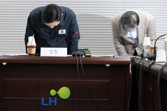 원희룡 국토교통부 장관과 이한준 한국토지주택공사(LH) 사장이 지난달 30일 오후 서울 강남구 한국토지주택공사(LH) 서울지역본부에서 사과하고 있다. 사진=뉴스1