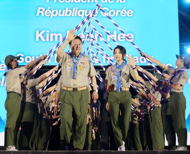 윤석열 대통령과 김건희 여사가 2일 전북 부안 새만금에서 열린 2023 새만금 제25회 세계스카우트 잼버리 개영식에서 장문례를 받으며 입장하고 있다. 부안=뉴스1