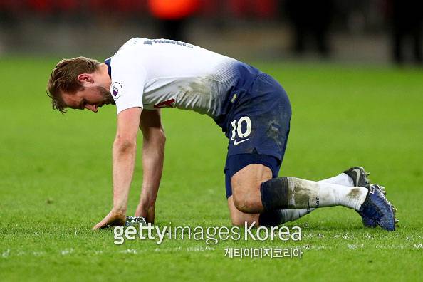 LONDON, ENGLAND - JANUARY 13: Harry Kane of Tottenham Hotspur struggles to get to his feet after a heavy challenge in the final moments of the Premier League match between Tottenham Hotspur and Manchester United at Wembley Stadium on January 13, 2019 in London, United Kingdom. (Photo by Clive Rose/Getty Images)