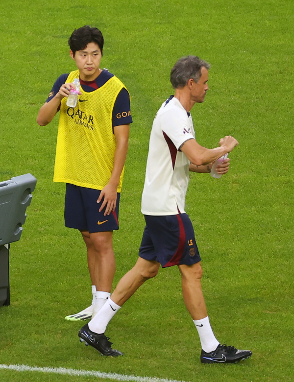 이강인과 엔리케 감독 (부산=연합뉴스) 손형주 기자 = 파리 생제르맹(PSG) 이강인과 엔리케 감독이 2일 오후 부산 연제구 아시아드주경기장에서 열린 팀 오픈트레이닝에서 물을 마시고 있다. 2023.8.2 handbrother@yna.co.kr/2023-08-02 19:57:07/ <저작권자 ⓒ 1980-2023 ㈜연합뉴스. 무단 전재 재배포 금지.>