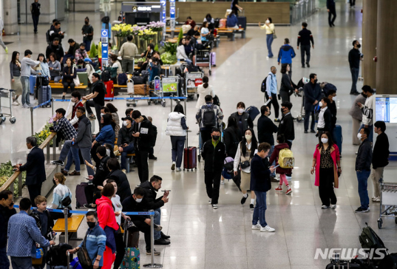 인천국제공항 제1여객터미널 입국장에서 여행객들이 이동하고 있는 모습.  [사진=뉴시스]