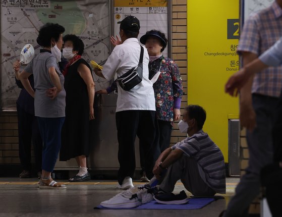 폭염 경보가 발효된 1일 서울 종로3가역 구내에서 더위를 피하고 있는 시민들. [연합뉴스]