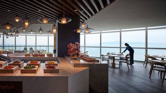 부산 해운대구에 있는 시그니엘 부산 호텔 내 뷔페 '더 뷰' 전경. 사진 롯데호텔