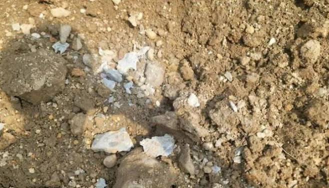 Construction waste dumped on farmland where the soil has been filled in Jeomwon-ri, Gunnae-myeon in Paju-si, Gyeonggi-do, north of the Imjin-gang River, where civilian access is restricted. Courtesy of the Paju-si government