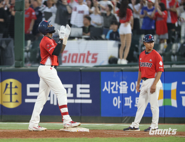 프로야구 롯데 자이언츠의 니코 구드럼(왼쪽)이 2일 부산 사직구장에서 열린 NC전에서 안타를 친 뒤 세리머니를 하고 있다. 롯데 자이언츠 제공