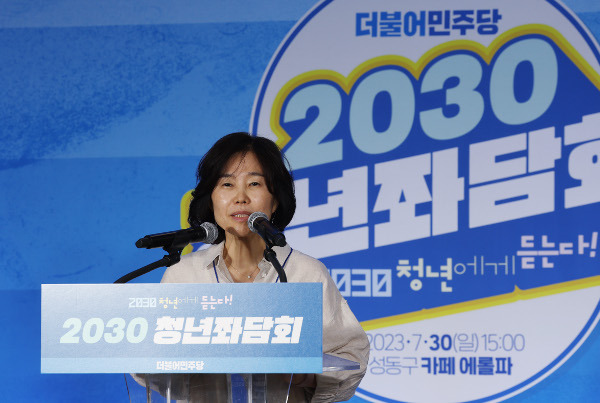 김은경 더불어민주당 혁신위원장이 지난달 30일 서울 성동구 한 카페에서 열린 2030 청년 좌담회에 참석해 인사말을 하고 있다. 이 자리에서 ‘노인 폄하’ 발언이 나왔다. 연합뉴스