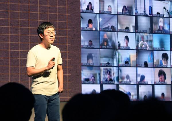 한국계 최초로 수학의 노벨상으로 불리는 ‘필즈상’을 수상한 허준이 미국 프린스턴대 교수가 1일 서울 서초구 삼성금융캠퍼스 비전홀에서 청소년을 대상으로 강연하고 있다. 김지훈 기자