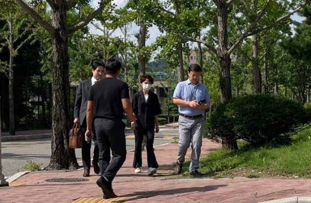 사업가들에게 수억원대 뇌물을 받은 혐의를 받는 김모 경무관이 지난달 28일 경기도 과천 공수처에 출석하고 있다. 뉴시스