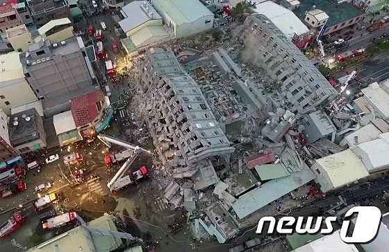 2016년 2월 대만 남부 지역에서 발생한 규모 6.6의 지진으로 쓰러진 웨이관진룽 건물./사진=AFP=뉴스1