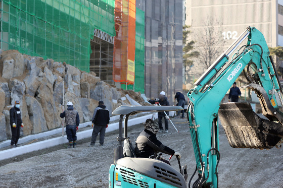 국토교통부는 2023년 상반기 전국 건축 인허가 현황을 집계한 결과 전년 동기 대비 인허가 면적은 22.6%, 착공 면적은 38.5% 감소했으나, 준공 면적은 3.3% 증가했다고 2일 밝혔다./사진=뉴스1