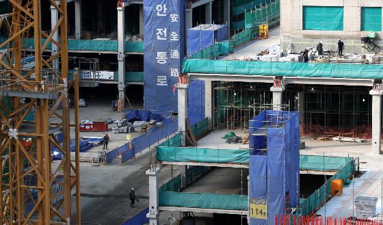 한국건설산업연구원은 2일 '2023년 7월 건설기업 경기실사지수(CBSI)를 발표', 지난달 건설경기실사 종합실적지수가 전월 대비 11.4포인트 오른 89.8을 기록했다고 밝혔다. CBSI가 기준선인 100보다 낮으면 현재의 건설경기 상황을 비관적으로 보는 기업이 낙관적으로 보는 기업보다 많다는 의미고, 100을 넘으면 그 반대라는 뜻이다./사진=뉴시스