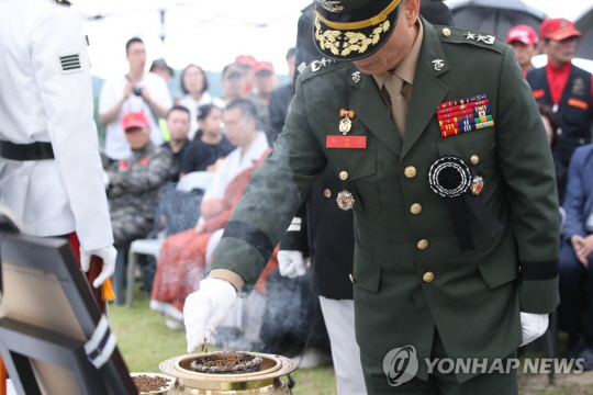 고(故) 채수근 상병의 안장식이 지난달 22일 오후 국립대전현충원에서 거행되는 가운데 임성근 해병대 1사단장이 추모하고 있다. 채수근 상병은 지난 19일 경북 예천 내성천에서 실종자를 수색하던 중 급류에 휩쓸려 숨졌다. 연합뉴스