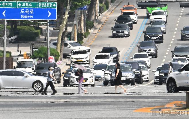 폭염 위기 경보 '심각' 단계가 발효중인 2일 서울 강남구 영동대로 아스팔트 위로 아지랑이가 피어오르고 있다. 임세준 기자