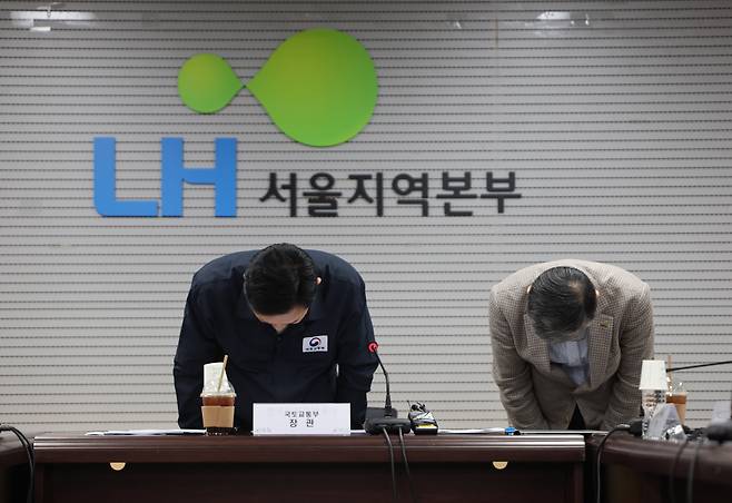 원희룡 국토교통부 장관(왼쪽)과 이한준 LH 사장이 지난달 30일 오후 LH서울지역본부에서 열린 공공주택 긴급안전점검 회의에 앞서 시흥 은계지구 수돗물 이물질 발생 사태 등에 대해 사과하며 고개 숙이고 있다. [연합]