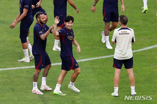 [부산=뉴시스] 하경민 기자 = 프랑스 프로축구 파리생제르맹(PSG) 소속 네이마르 선수가 2일 오후 부산 연제구 부산아시아드주경기장에서 이강인 선수의 손을 들며 팬들에게 인사하고 있다. 쿠팡플레이 시리즈 3차전 PSG 대 전북 현대의 경기는 오는 3일 오후 5시 부산아시아드주경기장에서 열린다. 2023.08.02. yulnetphoto@newsis.com