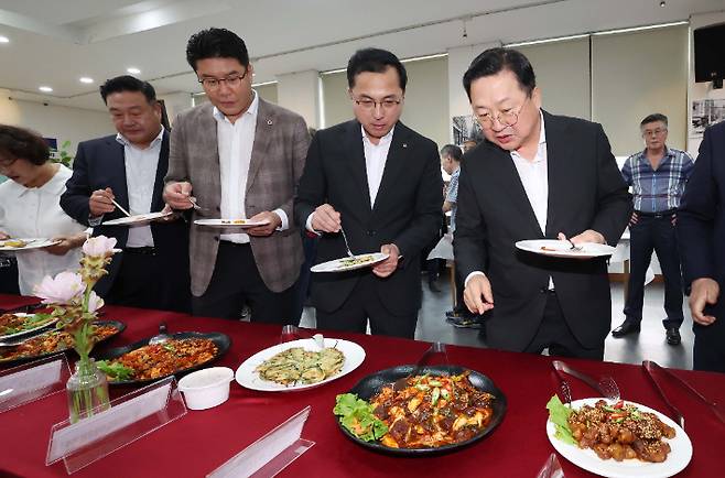 중앙시장 푸드페스타 행사 준비를 위한 사전 시식회. 대전 동구 제공