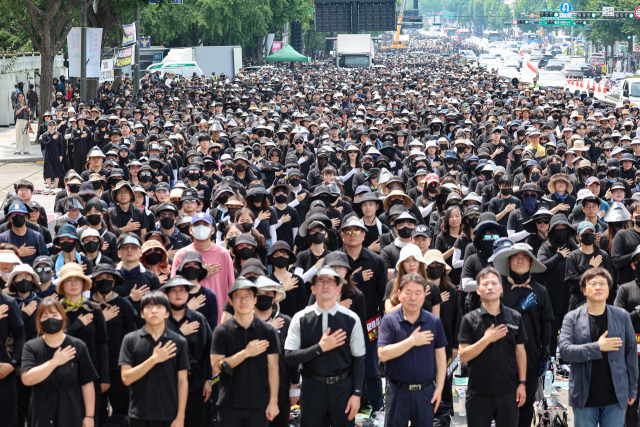 ▲전국 각지에서 모인 교사들이 29일 서울 종로구 경복궁역 사거리 인근에서 열린 공교육 정상화를 위한 집회에 고인이 된 서이초 담임교사를 추모하기 위한 검은색 복장으로 참석하고 있다. ⓒ연합뉴스