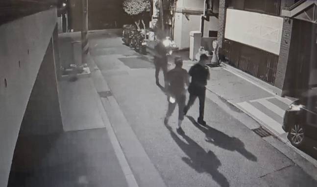 지난 6월30일 밤&nbsp;40대 남성이 서울 마포구 서교동의 한 빌라 앞 골목을 서성이는 장면 등이 담긴 폐쇄회로(CC)TV 장면. KBS 보도화면 갈무리