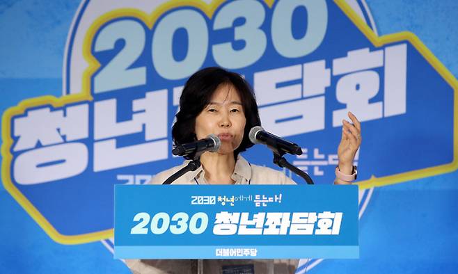 김은경 더불어민주당 혁신위원장이 지난 7월 30일 서울 성동구 성수동의 한 카페에서 열린 2030 청년좌담회에 참석해 인사말을 하고 있다. 뉴시스