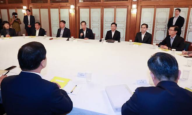 2일 오후 서울 종로구 총리 공관에서 고위 당정협의회가 열리고 있다. 연합뉴스