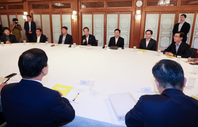 2일 서울 종로구 총리 공관에서 고위 당정협의회가 열리고 있다. 연합뉴스