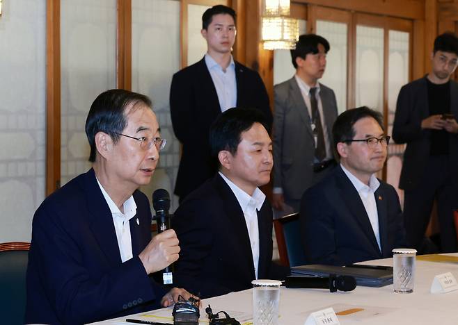 한덕수 국무총리가 2일 오후 서울 종로구 총리 공관에서 열린 고위 당정협의회에서 발언하고 있다. ⓒ연합뉴스