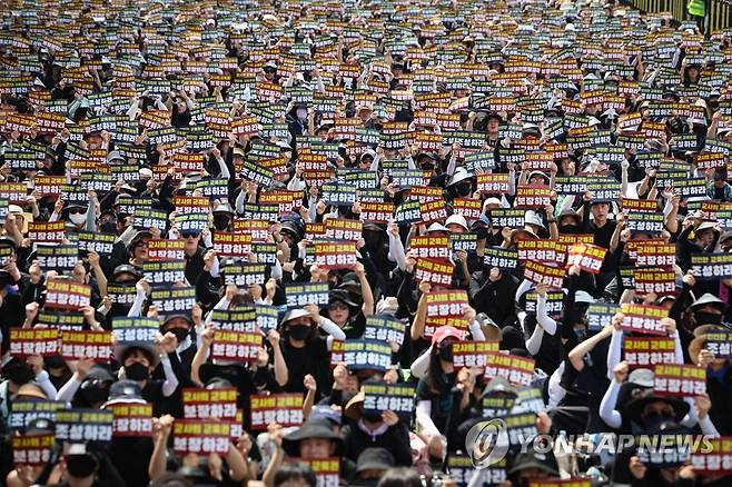 거리로 나선 교사들 (서울=연합뉴스) 서대연 기자 = 전국 각지에서 모인 교사들이 29일 서울 종로구 경복궁역 사거리 인근에서 열린 공교육 정상화를 위한 집회에 참석해 팻말을 흔들고 있다. 2023.7.29 dwise@yna.co.kr