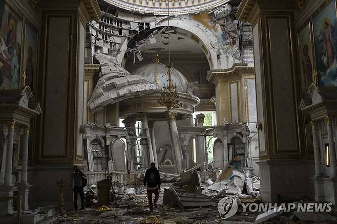 미사일 공격으로 파괴된 우크라이나 오데사 성당 [AP=연합뉴스 자료사진. 재판매 및 DB 금지]