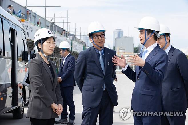 액화수소 생산시설 현장 점검하는 한화진 장관 (서울=연합뉴스) 한화진 환경부 장관이 2일 인천광역시 서구 소재 SK인천석유화학을 방문해 추형욱 SK E&S 대표이사 및 기업 관계자들과 세계 최대 수송용 액화수소 생산시설 구축 현장을 점검하고 있다. 2023.8.2 [환경부 제공. 재판매 및 DB 금지] photo@yna.co.kr