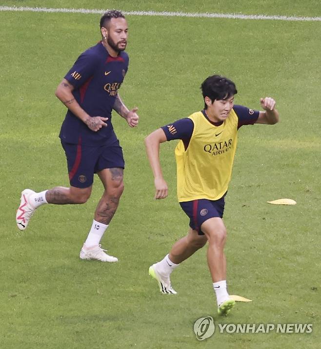 부산에서 훈련중인 이강인과 네이마르 (부산=연합뉴스) 강덕철 기자 = 파리 생제르맹(PSG) 이강인과  네이마르가 2일 오후 부산 아시아드주경기장에서 전북현대와 친선전을 하루 앞두고 훈련하고 있다. 2023.8.2 kangdcc@yna.co.kr