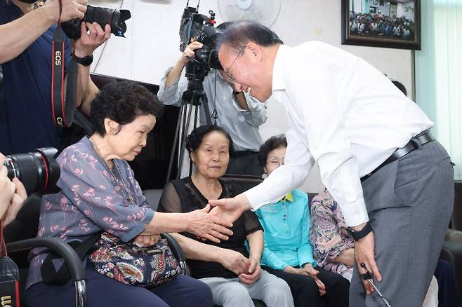 윤재옥(오른쪽) 국민의힘 원내대표가 폭염 대비 무더위심터 현장 점검을 위해 3일 오전 서울 종로구 동원경로당을 방문해 어르신들과 인사를 나누고 있다.(사진=방인권 기자)