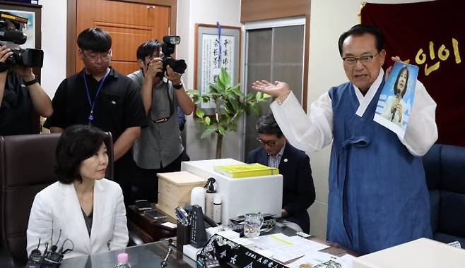 김호일 대한노인회장이 3일 서울 용산구 대한노인회 중앙회에서 노인 비하 발언 논란으로 사과 방문한 김은경 더불어민주당 혁신위원장에게 사과를 받고 면담을 하는 중 김 위원장의 사진을 손으로 때리며 노인 분노를 표현하고 있다.(사진=국회사진취재단)