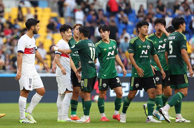 이강인(PSG)이 전북현대 선수들과 인사를 나누고 있다. 사진=연합뉴스