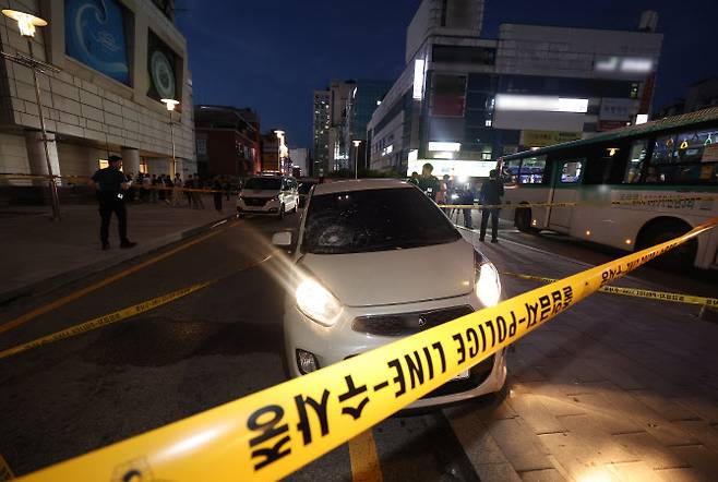 3일 오후 경기 성남시 분당구 서현역 인근 백화점에서 발생한 묻지마 흉기 난동 사건에 앞서 용의자가 경차를 몰고 인도로 돌진해 보행자들을 들이받는 사고를 내 4명이 부상한 것으로도 확인됐다. 사진은 용의자가 이용한 차량.(사진=연합뉴스)