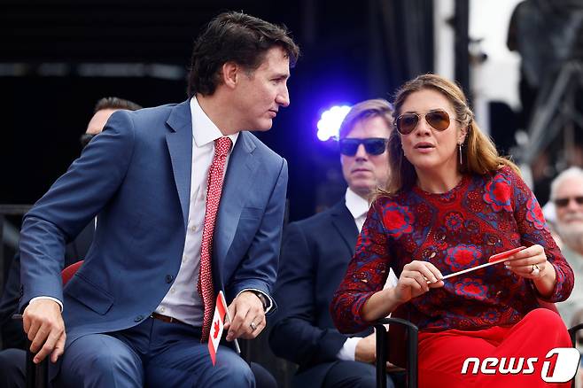 저스틴 트뤼도 캐나다 총리와 부인 소피 그레고어 여사가 지난 7월 1일 온타리오주 오타와에서 열린 캐나다의 날 행사에 참석을 하고 있다. 트뤼도 총리는 2일(현지시간) 인스타 그램을 통해 결혼 18년만에 이혼 소식을 알렸다. 2023.8.3 ⓒ 로이터=뉴스1 ⓒ News1 우동명 기자