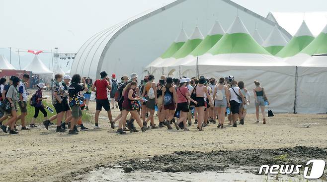 2023 새만금 세계스카우트 잼버리 개막일인 지난 1일 전북 부안군 잼버리 대회장에서 대원들이 야영지로 이동하고 있다. 2023.8.1/뉴스1 ⓒ News1 유경석 기자