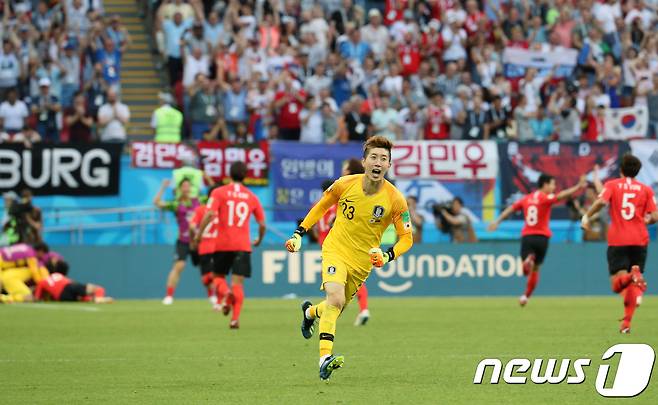 축구대표팀 골키퍼 조현우가 27일 오후(현지시간) 러시아 카잔 아레나에서 열린 2018 러시아월드컵 F조 최종전 대한민국과 독일의 경기에서 손흥민의 두번째 골이 터지자 환호하고 있다.2018.6.27/뉴스1 ⓒ News1 DB