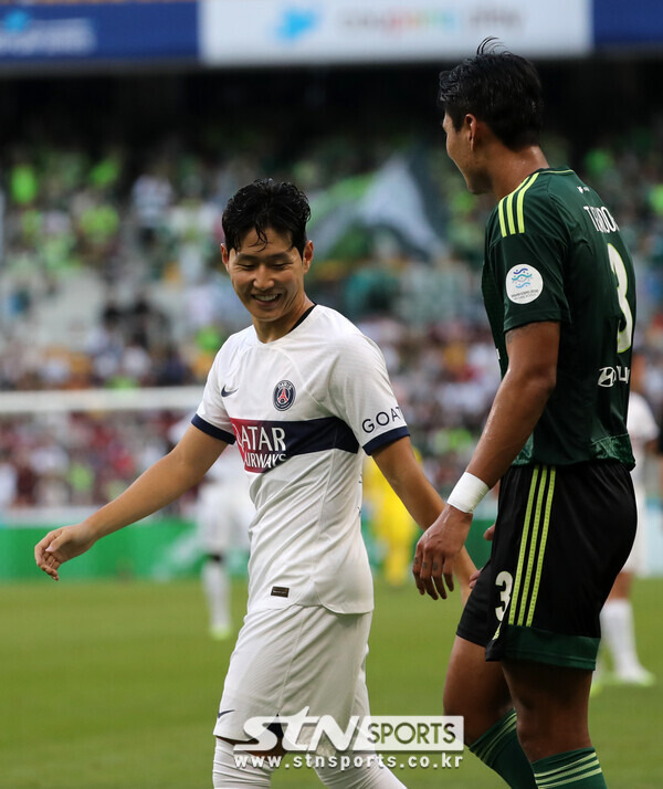 3일 부산 연제구 부산아시아드주경기장에서 열린 쿠팡플레이시리즈 3차전 파리 생제르맹(PSG)과 전북현대의 경기, 이강인과 정태욱이 인사를 나누고 있다. 사진┃뉴시스