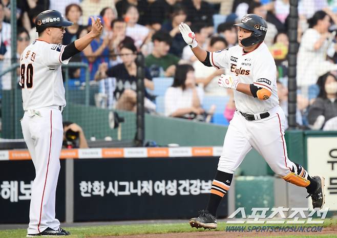 1회 2점 홈런을 치고 그라운드를 돌고 있는 김태연. 대전=최문영 기자deer@sportschosun.com